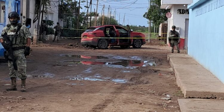 Militares y civiles se enfrentan en Villa Juárez Navolato; hay dos muertos