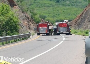 Choca y vuelca camión distribuidor de tanques de gas en la avenida Munich y Libramiento Mazatlán
