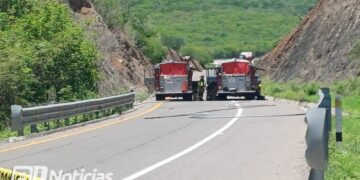 Choca y vuelca camión distribuidor de tanques de gas en la avenida Munich y Libramiento Mazatlán