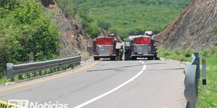 Choca y vuelca camión distribuidor de tanques de gas en la avenida Munich y Libramiento Mazatlán