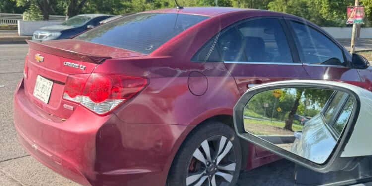 Despojan vehículo a conductor y dejan abandonado otro en Tres Ríos, Culiacán