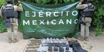 Aseguran fuerzas federales armas largas, equipo táctico y municiones en San Ignacio