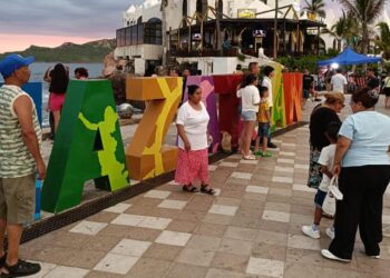 Miles de turistas viven el verano en Sinaloa