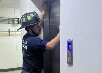 Personas quedan atrapadas en un elevador en Mazatlán; fueron rescatadas por Bomberos
