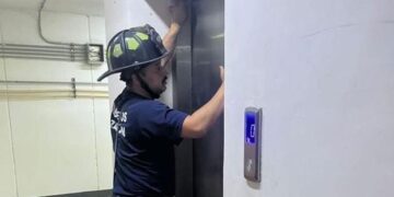 Personas quedan atrapadas en un elevador en Mazatlán; fueron rescatadas por Bomberos