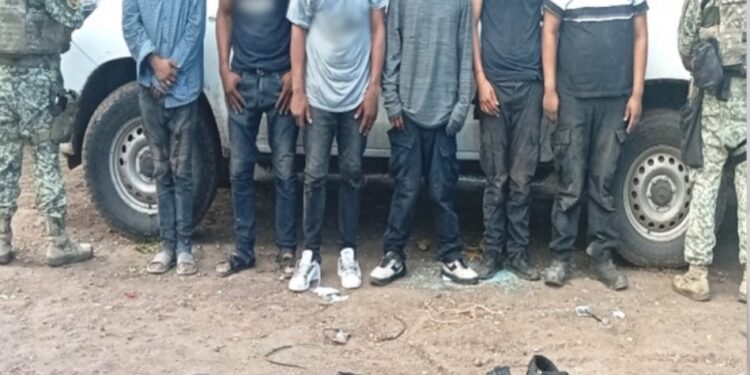 Ejército Mexicano rescata a dos personas privadas de la libertad y detiene a seis sujetos en Culiacán