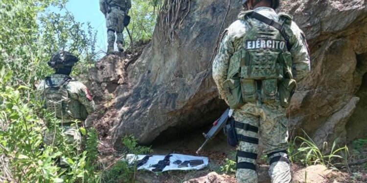 Ejército localiza armas de fuego y cartuchos en Chinobampo, El Fuerte