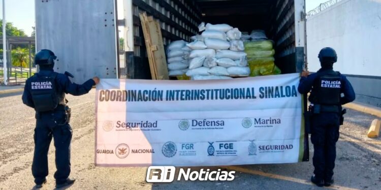 Camión con precursores químicos incautado en La Costerita, Culiacán