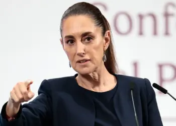 Sheinbaum no da instrucciones a morenistas que vacacionan en Europa, pero sí les pide austeridad