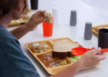 Migrantes detenidos por ICE se quejan de hambre y comida en mal estado