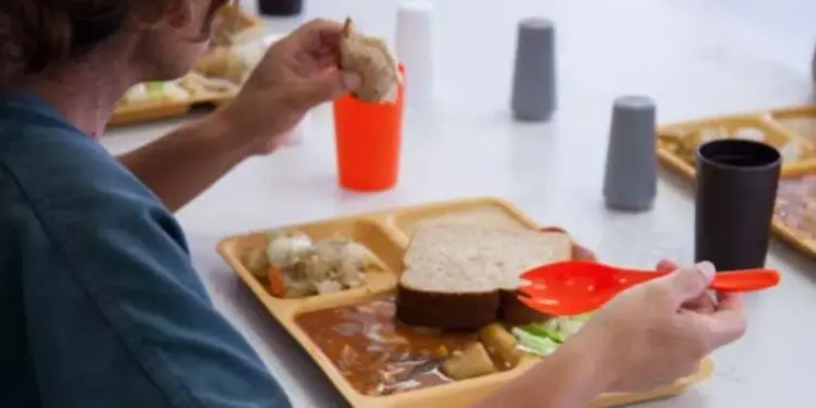 Migrantes detenidos por ICE se quejan de hambre y comida en mal estado