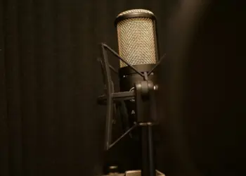 Sheinbaum ofrece proteger derechos de actores de doblaje afectados por la inteligencia artificial