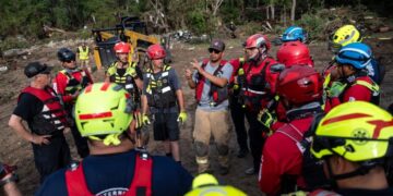 EU agradece a México el envío de bomberos para labores de rescate tras las inundaciones en Texas que dejaron 109 muertos