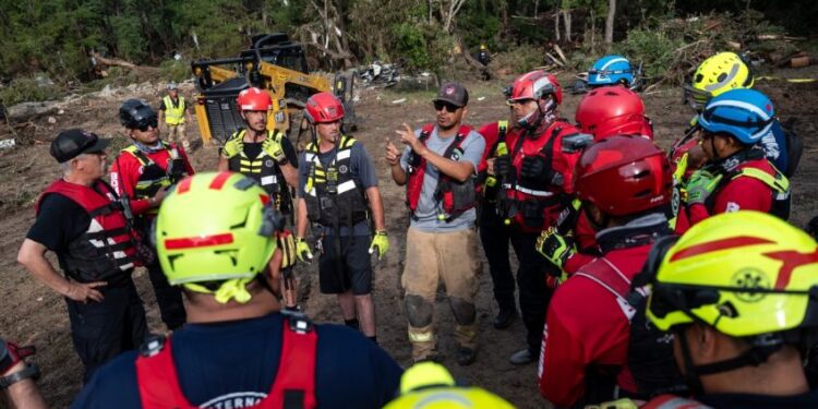EU agradece a México el envío de bomberos para labores de rescate tras las inundaciones en Texas que dejaron 109 muertos