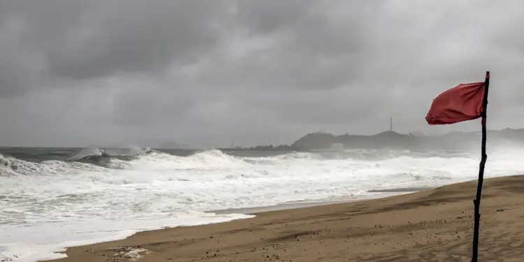 “Flossie” se debilita a huracán categoría 1 y se aleja de las costas mexicanas