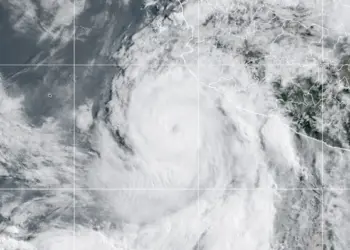 ‘Flossie’ ya es huracán categoría 2; alerta en costas de Jalisco, Colima, Guerrero y Michoacán