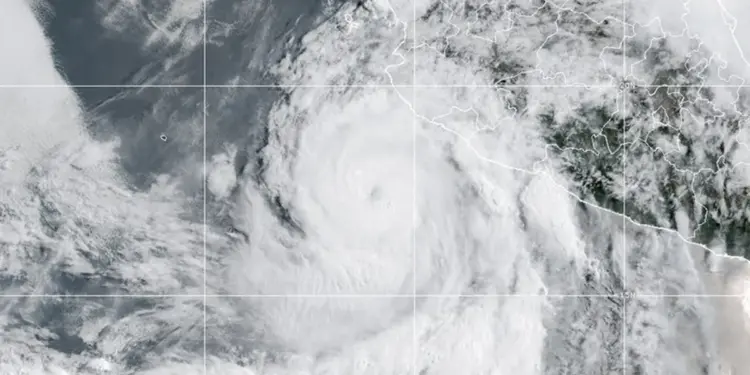 ‘Flossie’ ya es huracán categoría 2; alerta en costas de Jalisco, Colima, Guerrero y Michoacán