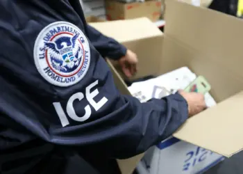 Gobierno de EE.UU. ordena colocar una tobillera electrónica a más de 180 mil migrantes