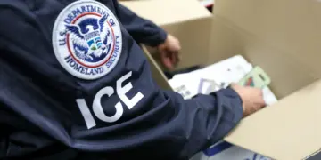 Gobierno de EE.UU. ordena colocar una tobillera electrónica a más de 180 mil migrantes