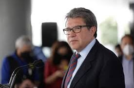 Ricardo Monreal explica viaje extranjero; aclara si hospedó hotel España