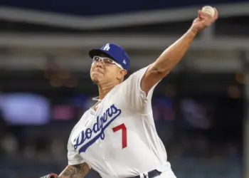 Mexicano Julio Urías busca volver a la MLB tras cumplir sanción por violencia doméstica