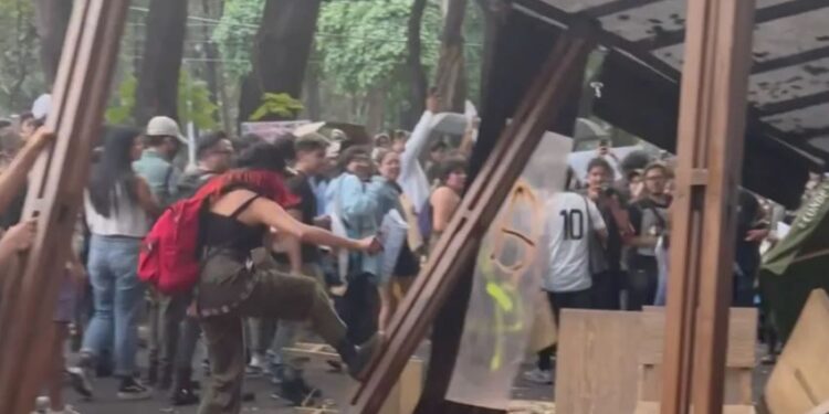 “Muestras xenofóbicas hay que condenarlas”: Sheinbaum tras disturbios en marcha contra la gentrificación en CDMX