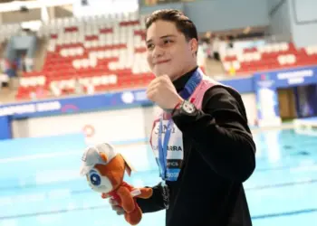 Osmar Olvera gana la medalla de plata en trampolín de 1 metro
