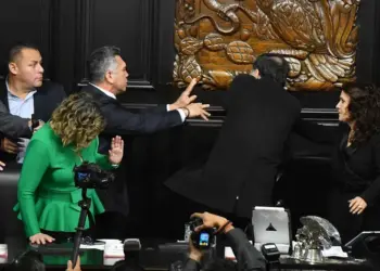 De los gritos y golpes pasan a las denuncias; Alejandro Moreno se lanza contra Noroña