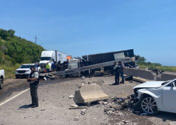 Camión grúa se impacta contra el muro de la autopista en Celestino Gasca, Elota