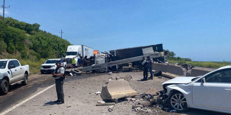 Camión grúa se impacta contra el muro de la autopista en Celestino Gasca, Elota