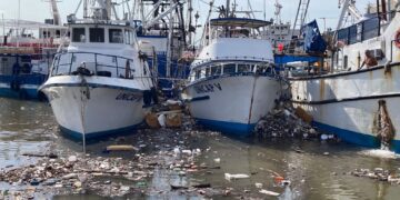 ¡No resistió! Biobarda se reventó y toneladas de basura fueron a dar al mar de Mazatlán