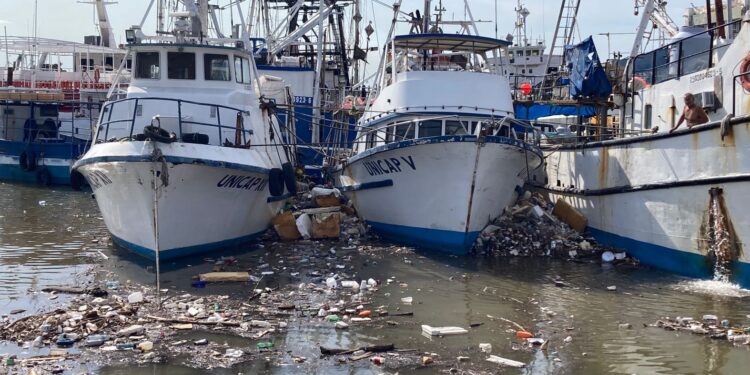 ¡No resistió! Biobarda se reventó y toneladas de basura fueron a dar al mar de Mazatlán