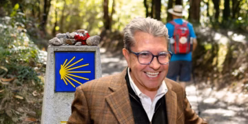 Ricardo Monreal defiende vacaciones en España: ‘Prefiero quedar mal con la oposición que con mi esposa’