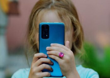 Alertan retos virales en redes sociales que ponen en peligro a niños y adolescentes