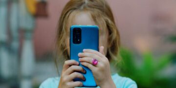 Alertan retos virales en redes sociales que ponen en peligro a niños y adolescentes