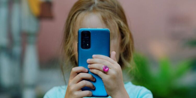 Alertan retos virales en redes sociales que ponen en peligro a niños y adolescentes