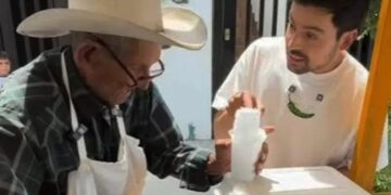 Si no trabajamos, no comemos: ‘El Tío’ a sus 102 años vende raspados en un carretón