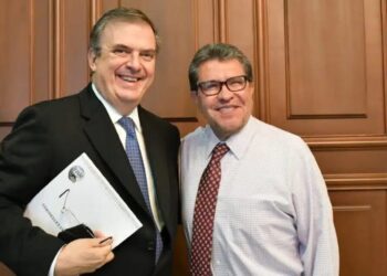 Monreal defiende a Ebrard tras ser captado en primera clase; deberíamos dejar de satanizar estas cosas que son normales, dice