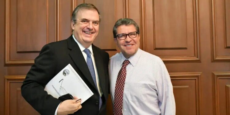 Monreal defiende a Ebrard tras ser captado en primera clase; deberíamos dejar de satanizar estas cosas que son normales, dice