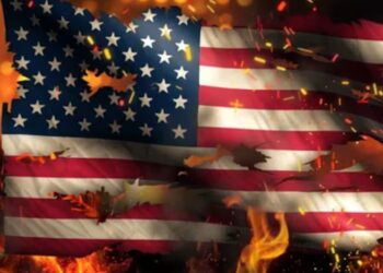 Hasta un año de cárcel para quien queme la bandera de Estados Unidos, según Trump