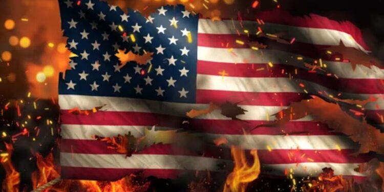 Hasta un año de cárcel para quien queme la bandera de Estados Unidos, según Trump