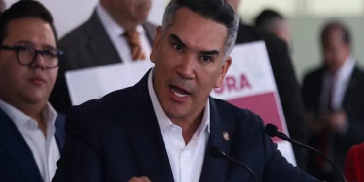 Alejandro Moreno denuncia ante FGR a Nicolás Maduro