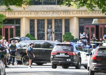 Tiroteo en escuela católica de Minneapolis deja 2 muertos y 17 heridos