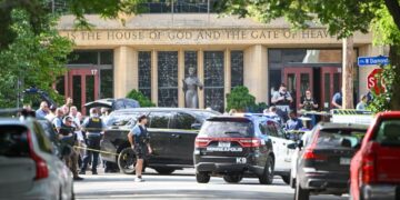 Tiroteo en escuela católica de Minneapolis deja 2 muertos y 17 heridos