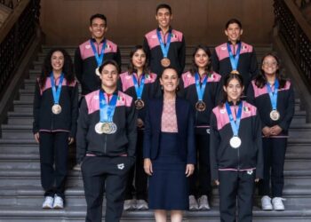 Sheinbaum pide a clavadistas que hicieron historia en Mundial de Singapur ser un ejemplo para jóvenes