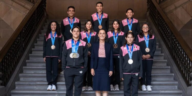 Sheinbaum pide a clavadistas que hicieron historia en Mundial de Singapur ser un ejemplo para jóvenes