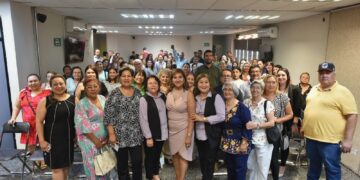 Se reúne Guerra Ochoa con gremio de transportistas y buscadoras de Ahome