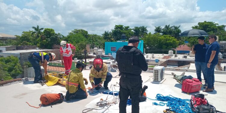 Instalador de internet sufre descarga eléctrica en la colonia 20 de Noviembre