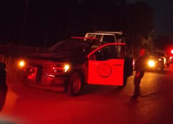 Abandonan cuerpo envuelto en plástico a la orilla de la carretera en Navolato