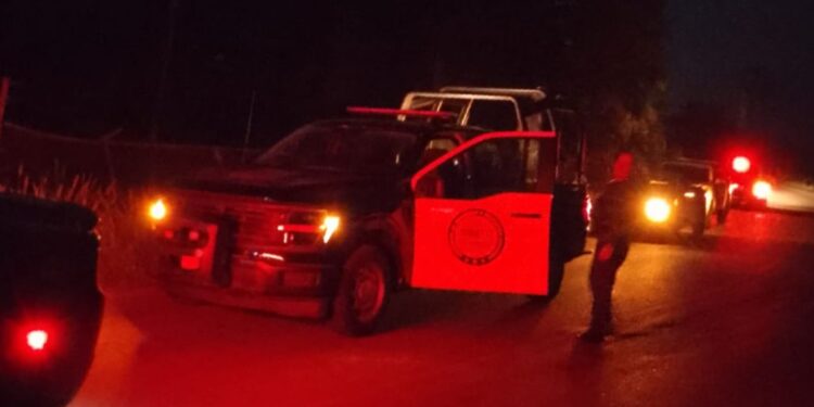 Abandonan cuerpo envuelto en plástico a la orilla de la carretera en Navolato